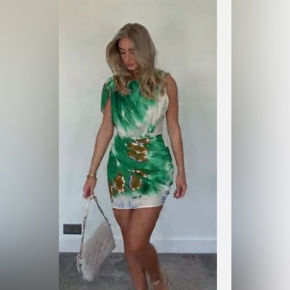 New Zara bloggers favourite Short Printed Asymmetric Dress
Green printed - Picture 4 of 12